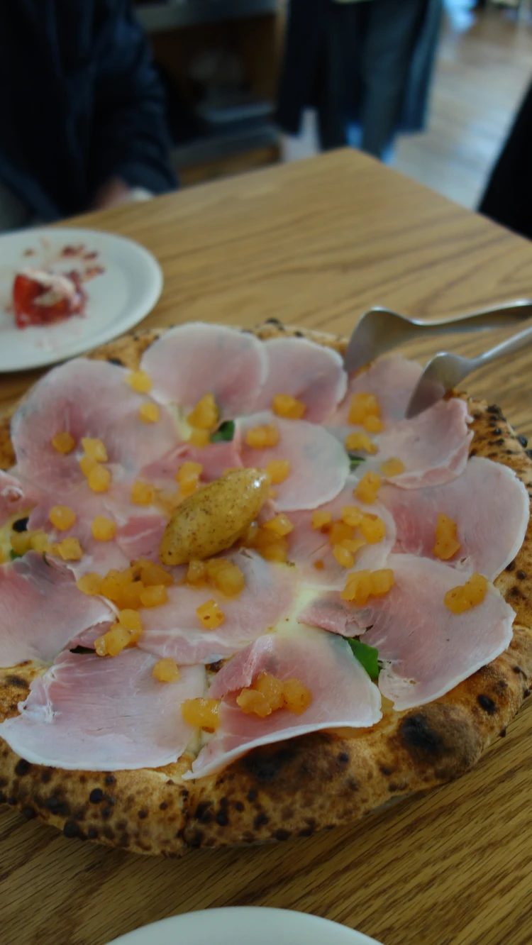 韓国・漢南洞(ハンナムドン)にあるイタリアンレストランATTAの名物、プロシュートとりんごのピザ