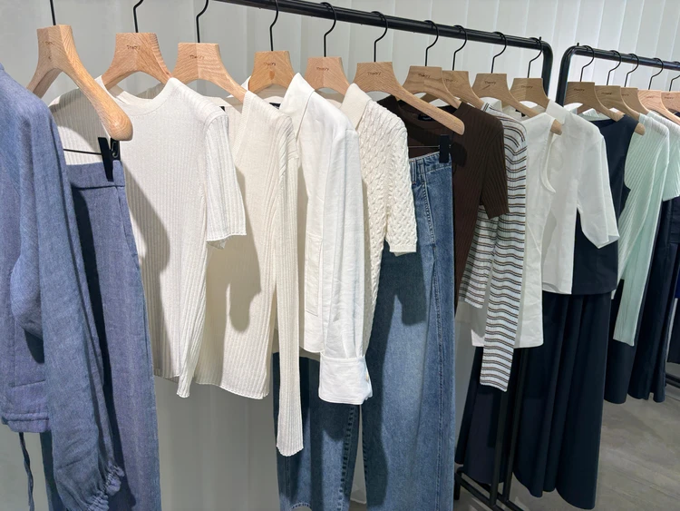 【Theory（セオリー）】2026年春夏展示会レビュー！都会的なデザインの中に使い勝手のよさも加わった、いいとこどりなアイテムが豊作！