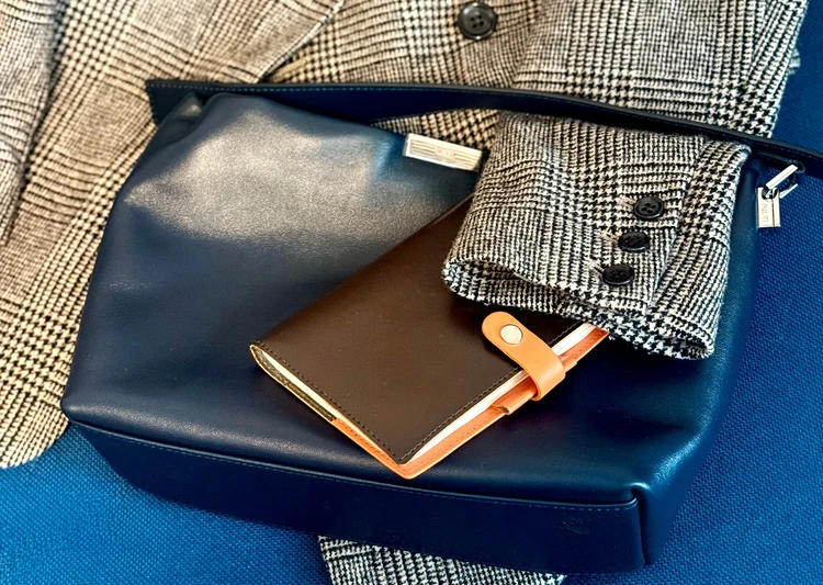 【PUNTI.(プンティ)】ネイビーのきれいめバッグの可能性。【エディターズピック】