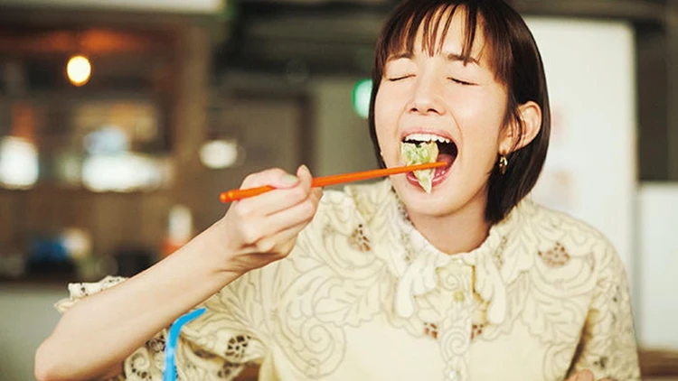 駒込のレトロモダンな台湾料理店「also」で佐藤栞里が台湾ワンタンに舌鼓【もぐもぐしーさんぽ】