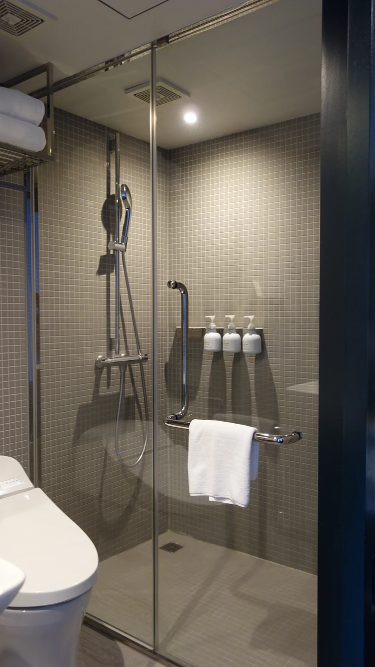 DDD Hotel 客室のシンプルで機能的なバスルーム
