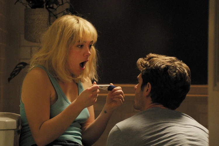 映画　We Live in Time この時を生きて　待望の妊娠がわかった瞬間のアルムートとトビアスの写真