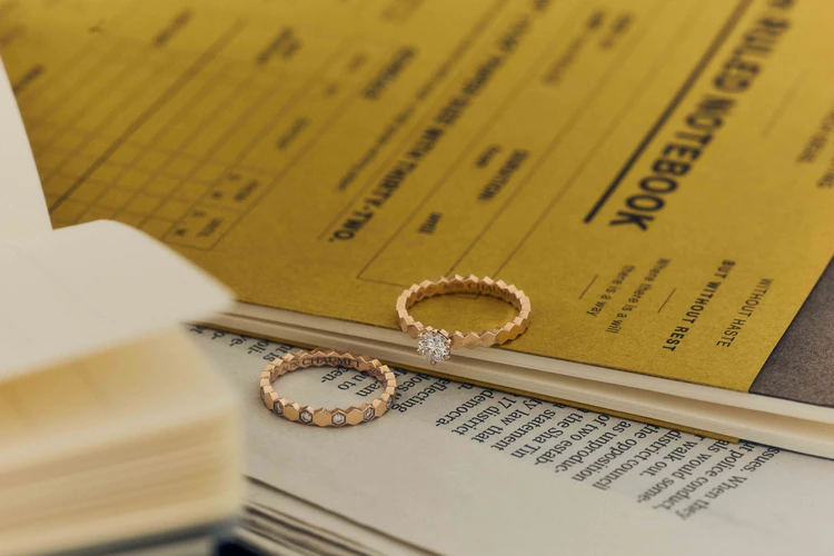 文芸評論家・三宅香帆さんの結婚・婚約指輪は、毎日ときめく「CHAUMET（ショーメ）」【チームBAILAのウエディングリングSNAP Vol.4】