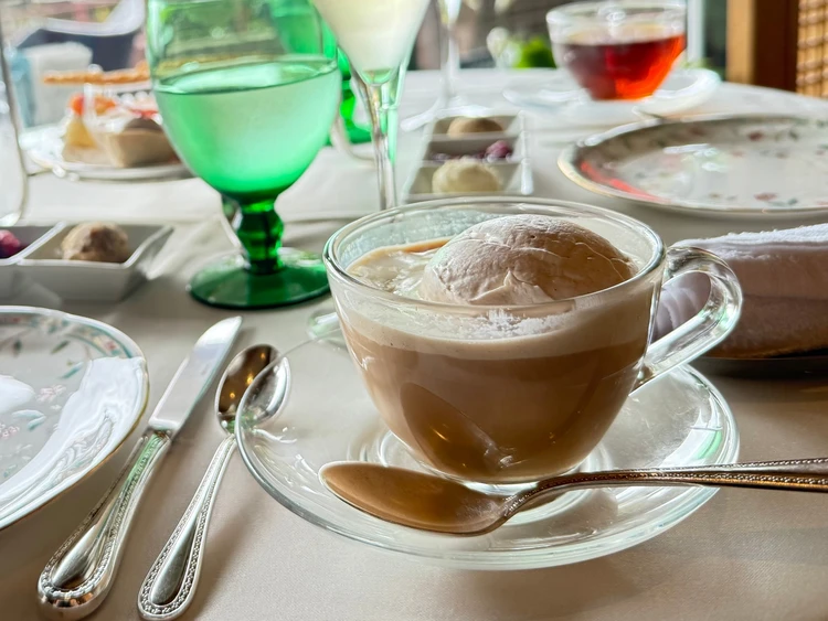 スパイスと林檎のミルクティーにたっぷりのクリームがのった贅沢なミルクティー