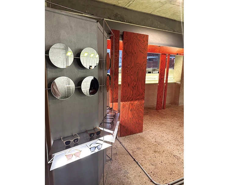 BLUE ELEPHANT「聖水フラッグ シップストア」