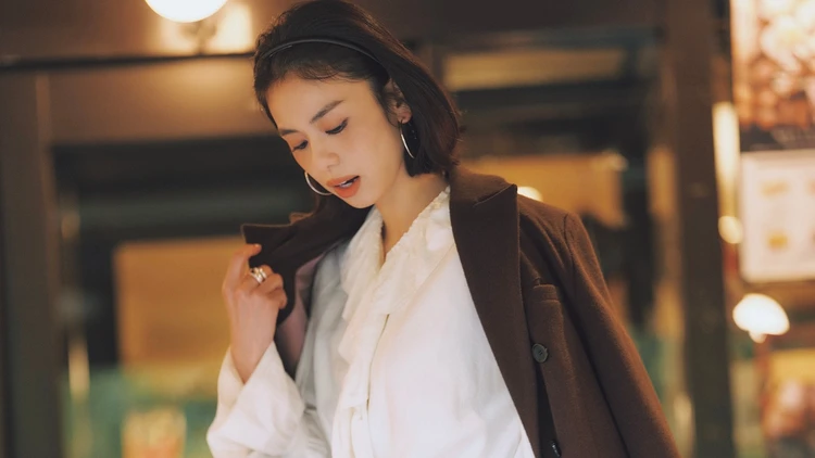 【高コスパ ブラウスコーデ】オンオフ活躍するラッフルブラウスが今日の主役【BAILA今日のコーデ】