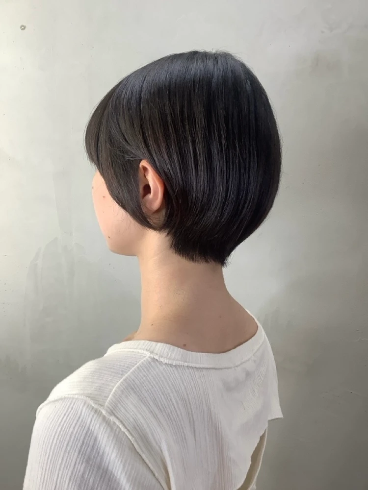 ショートヘアの女性 ショートヘアの後ろ姿 after イメチェン後 コンパクトショートヘア 骨格ウェーブショートヘア 骨格ウェーブ髪型 アラサーのショートヘア アラサー女子髪型 30代ショートヘア 30代髪型 夏におすすめの髪型