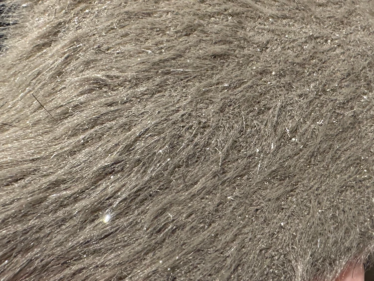 キラキラの光沢感・毛質がわかるカーディガンのアップ写真