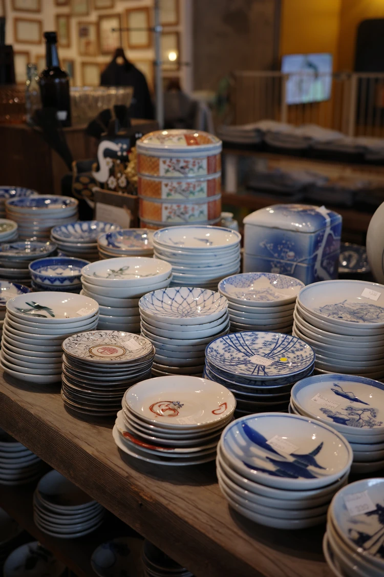 諏訪のReBuilding Center JAPANに並ぶ古道具や食器と雑貨