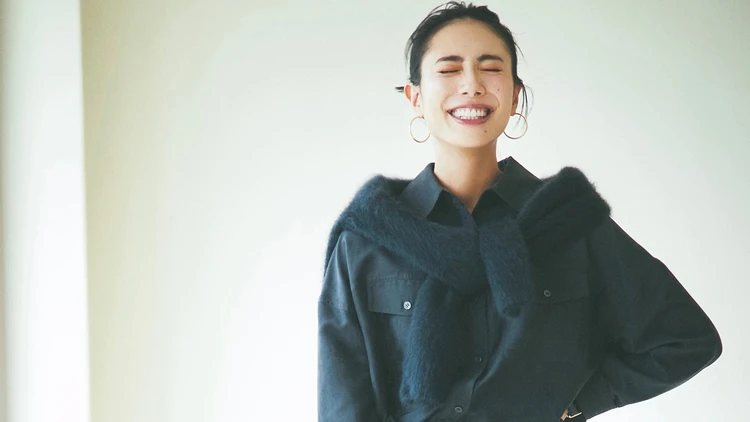 【セットアップコーデ】センスのよさを演出できるシャツ&スカートのセットアップ【BAILA今日のコーデ】