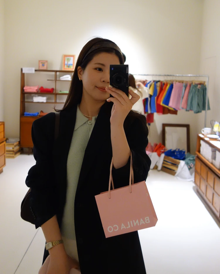 韓国・聖水(ソンス)の雑貨屋さんにて気温19℃の時の白いパンツにBASEMENTO ONLINEのミントグリーンの半袖ニットとジャケットを合わせたコーディネート