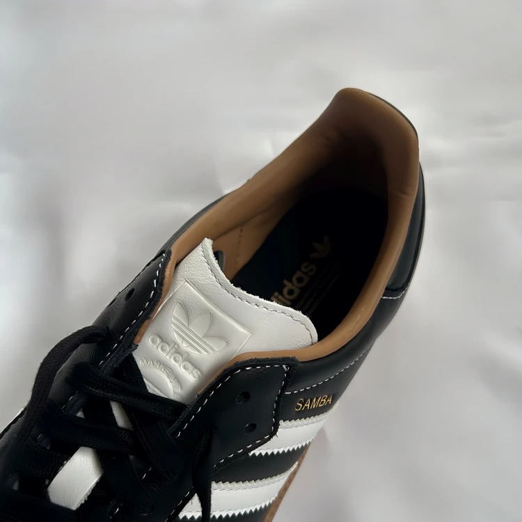 adidas SAMBA OG 別注モデルのタンカラーのライニングレザーの質感がわかる写真