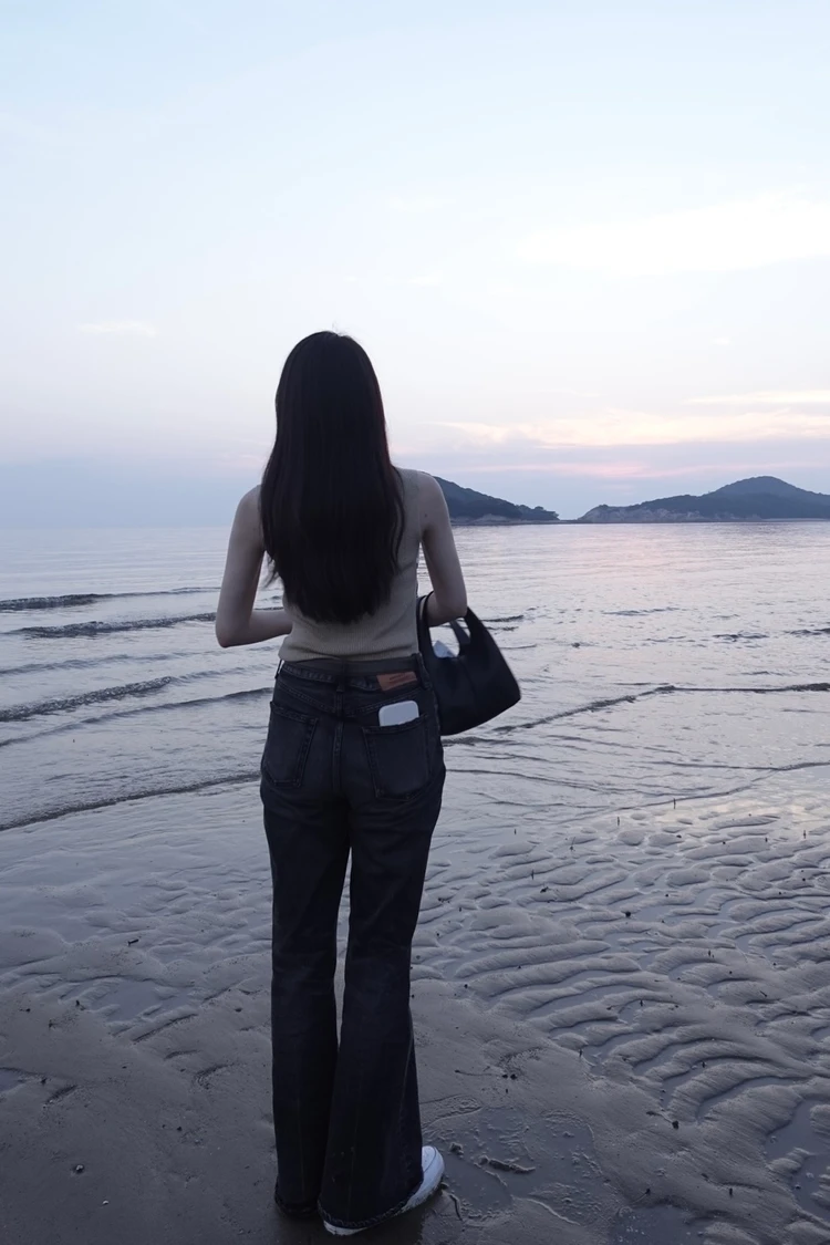 MOUSSYのMVS BLACK FLAREを着用した後ろ姿のブラックデニムコーデ