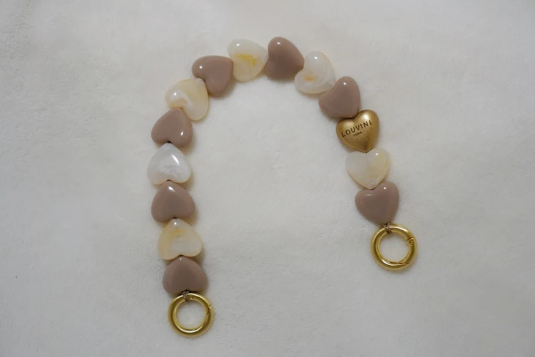 【SNSで話題】LOUVINI PARISのハンドストラップで、スマホコーデを一新_3