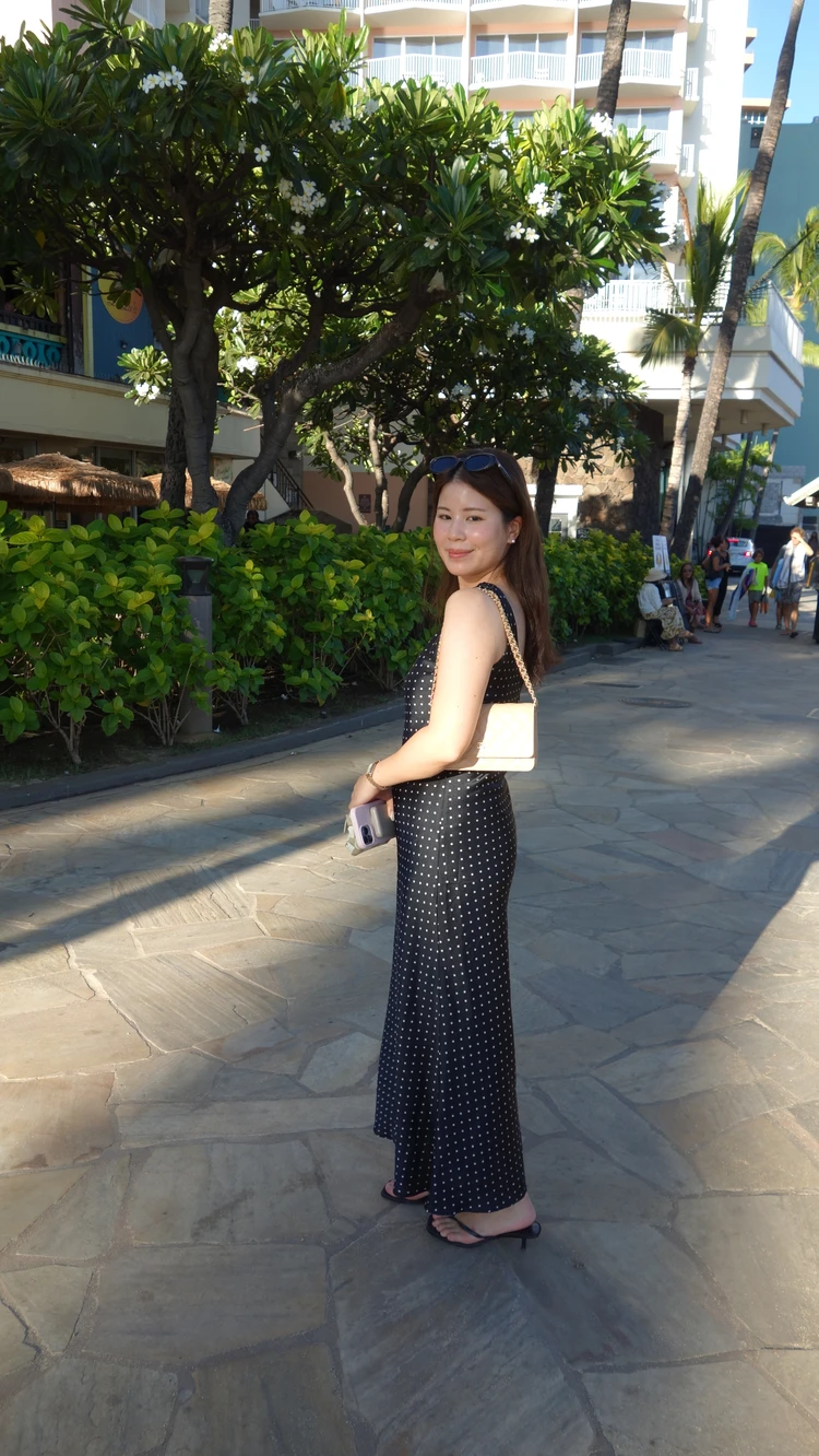 Gentle Monsterのブラウンサングラスを合わせたハワイのディナーコーデ。