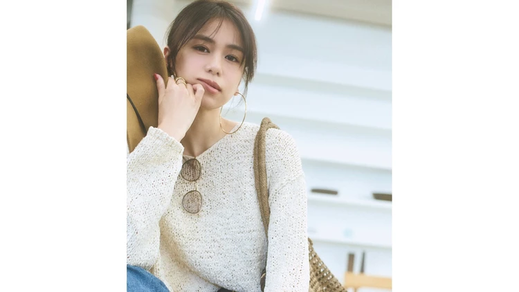 【コスパ服コーデ】 太レザーベルトをひと巻きで品格とスタイルをアップ【BAILA今日のコーデ】