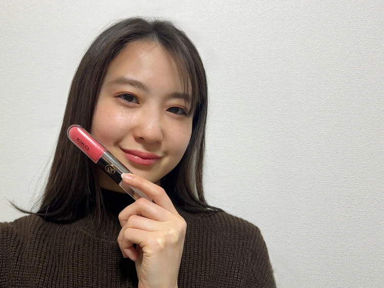KIKO MILANOのリップを持つ女性　キコミラノ　バズりリップ　KIKOMILANO unlimited double touch 落ちないリップ　オフィスリップ　オフィスメイク