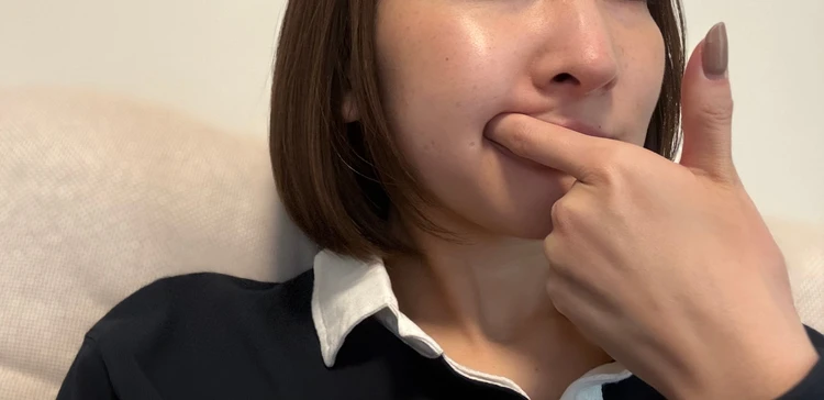 AMOLAのジェルで口腔内マッサージ(デンタルマッサージ)30代女性