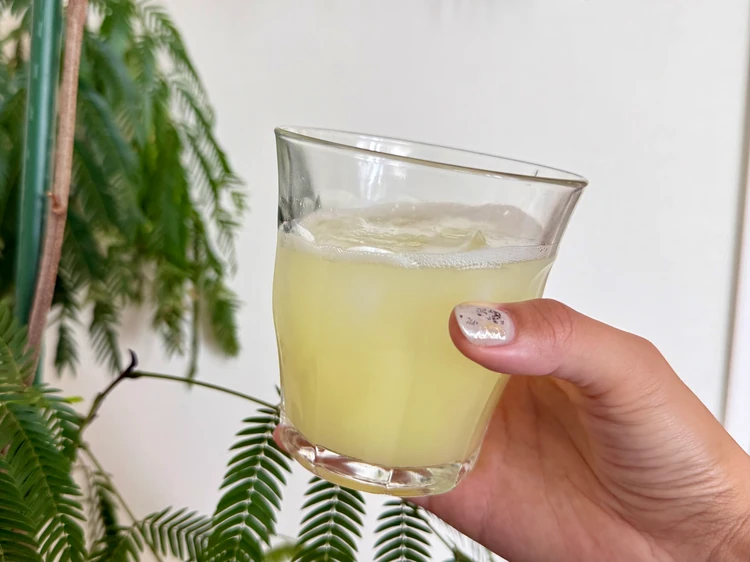 氷を入れてグラスに注いだCollatein（コラテイン）のプロテインドリンク