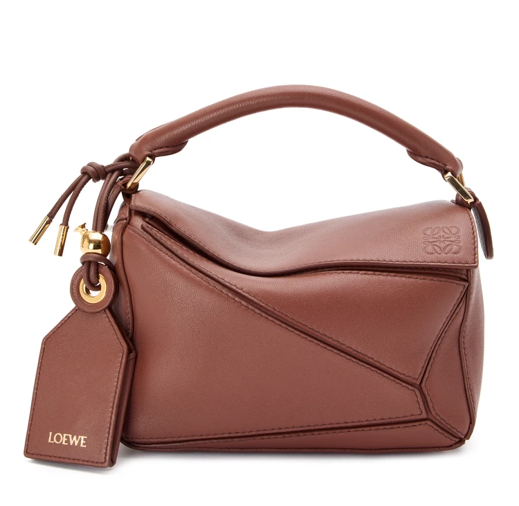 「LOEWE（ロエベ）」のバッグ「フェザーライト パズルバッグミニ」