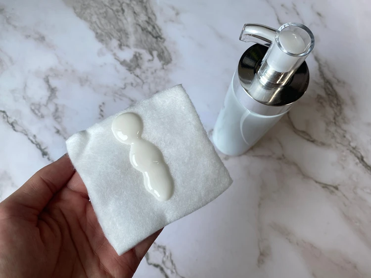 乳液を3プッシュ出した写真