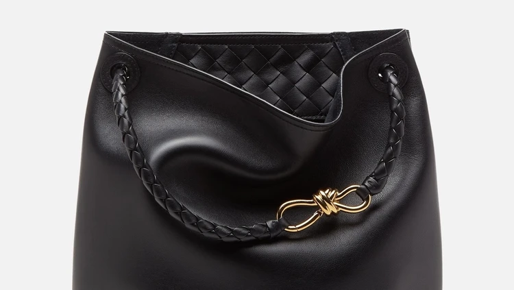 【ボッテガ・ヴェネタ新作バッグ】「アンディアーモ バケット」は、通勤にも休日にも寄り添う上質バッグの新定番