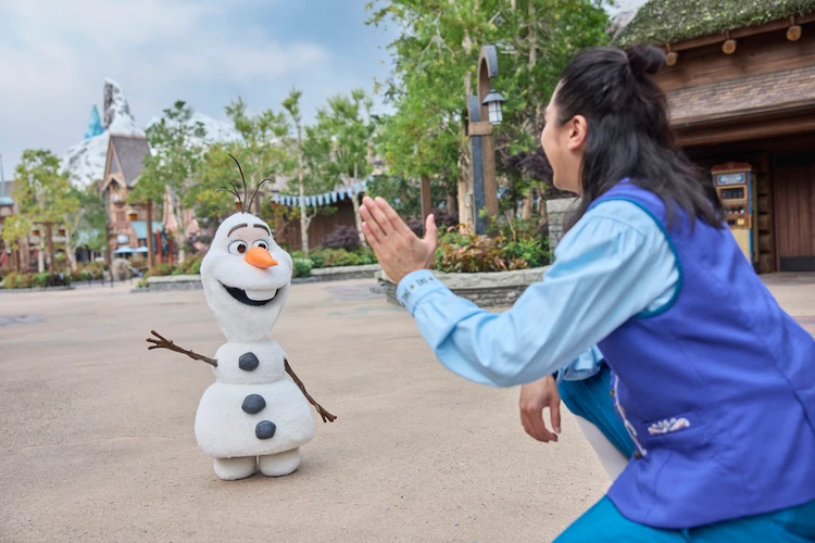 香港ディズニーランド・リゾート:「ワールド・オブ・フローズン」でゲストを迎えるオラフ