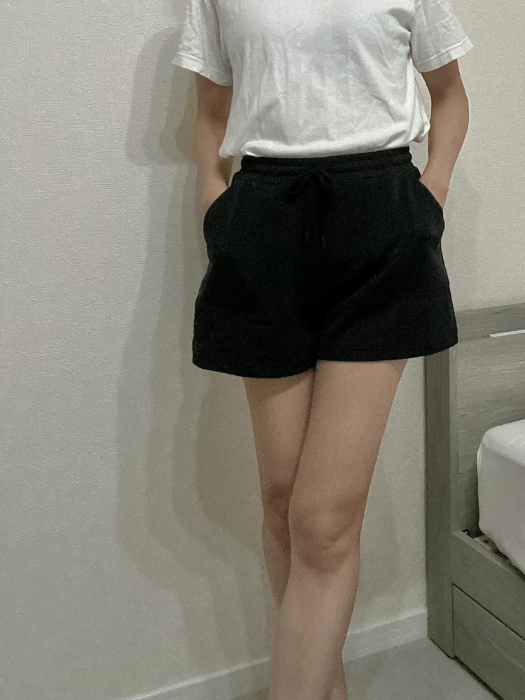黒ショートパンツ：€12.99