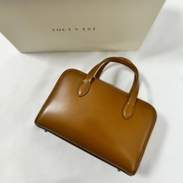 韓国発ブランドTOUT Y EST（トゥティエ）SAC LOQUET MINI CARAMEL（キャメル）の正面デザイン