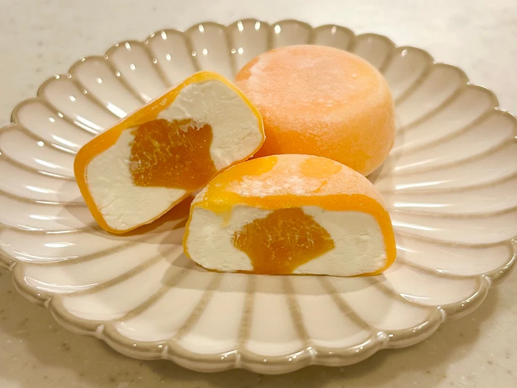 雪見だいふくPREMIUM〈濃熟マンゴー〉を半分に切った断面。中央にとろけるマンゴーソースが入った様子