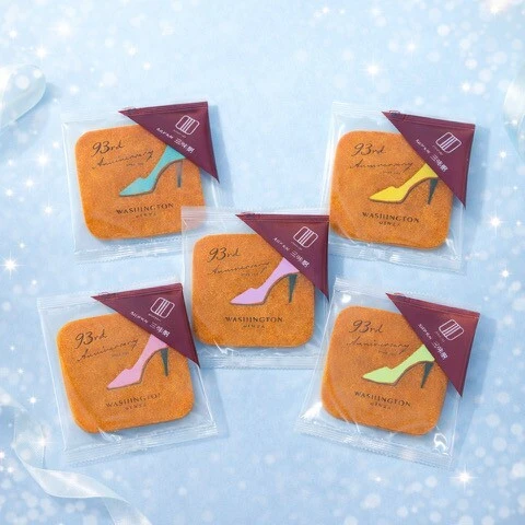 春色パンプスのイラストと「93rd Anniversary」の文字があしらわれたオリジナル瓦煎餅のノベルティ