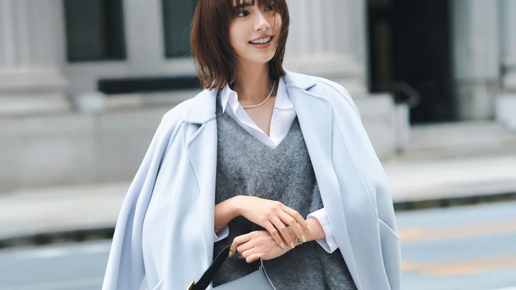 【きれい色コートコーデ】透明感のあるブルーなら、グレー×ブラックのいつもの出社コーデが一気にアップデート【BAILA今日のコーデ】