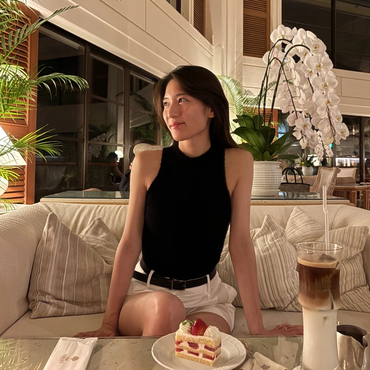 大人のリゾートホテルコーデは"あえてのモノトーン"がおすすめ_3
