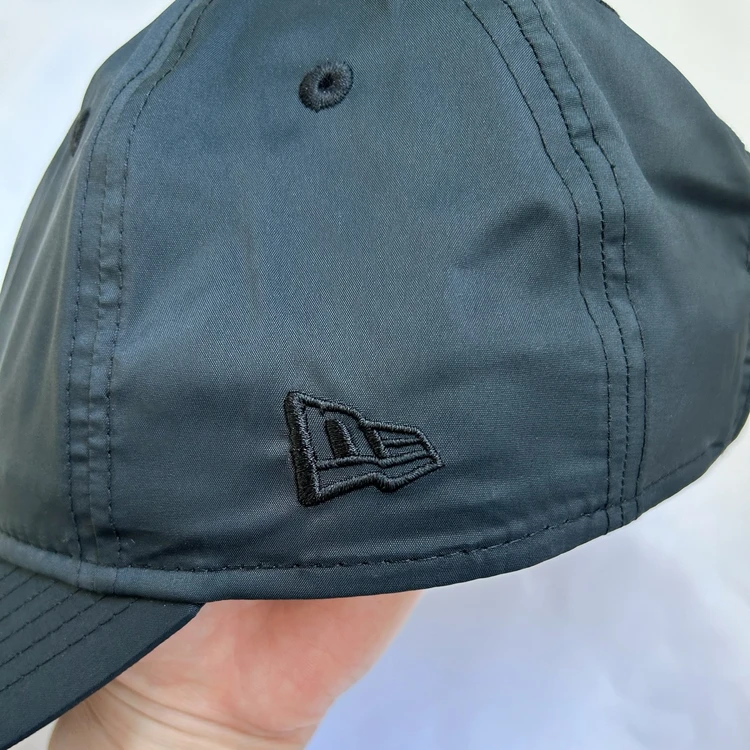 THIRD MAGAZINE×NEW ERAの撥水キャップ サイドに入ったニューエラのロゴ