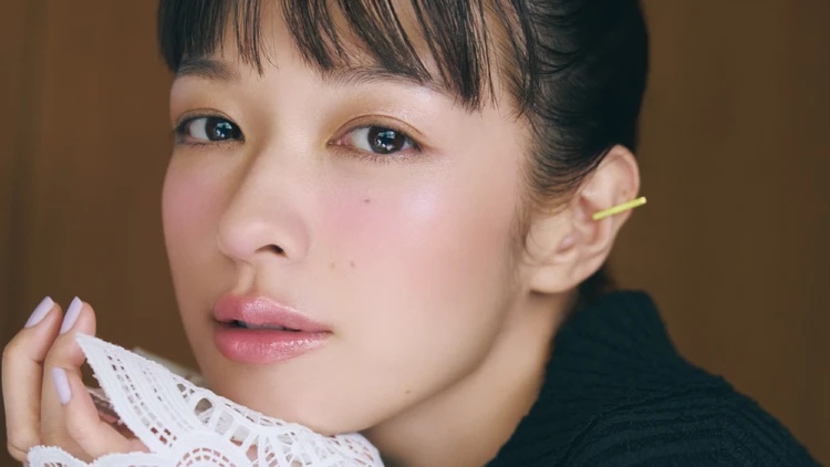 デート、忘年会、女子会で“間延び顔”を払拭する、シーン別リフトアップチーク3選