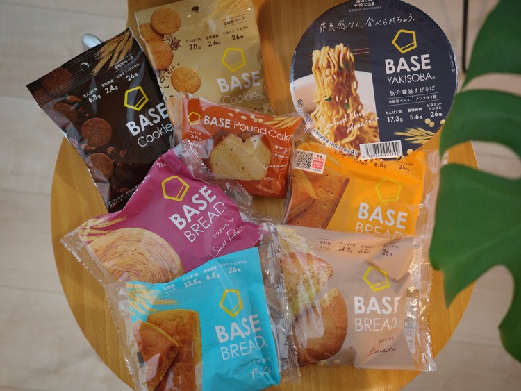 BASE FOODのパン、焼きそば、クッキーを並べた写真