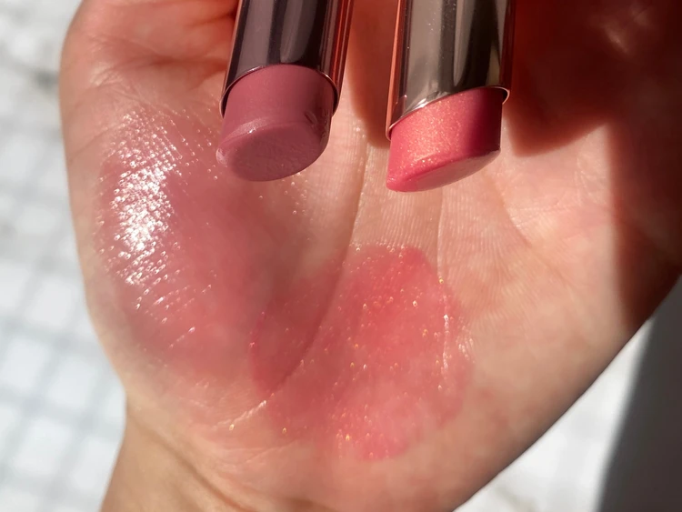 ２色のリップの色味を並べてみた♪