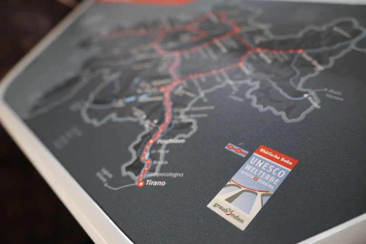 【世界遺産】車窓が美術館！ベルニナ急行で巡る色のコントラストと絶景旅【イタリア⇔スイス】_2