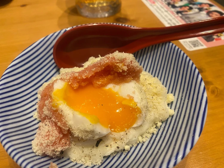 ポテサラに乗っている半熟卵がとろーり