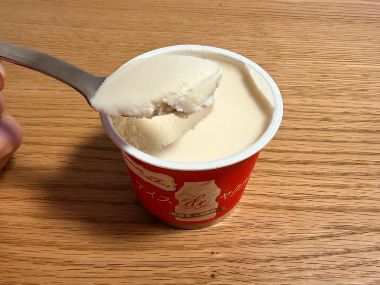 スプーンですくった「アイス de ヤクルト」の断面。なめらかで濃厚な質感が伝わるアイスクリームのアップ。