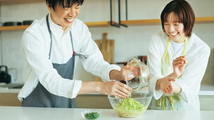 コウケンテツ×佐藤栞里Presents! 「包まなくていい 野菜たっぷり海老餃子」の作り方
