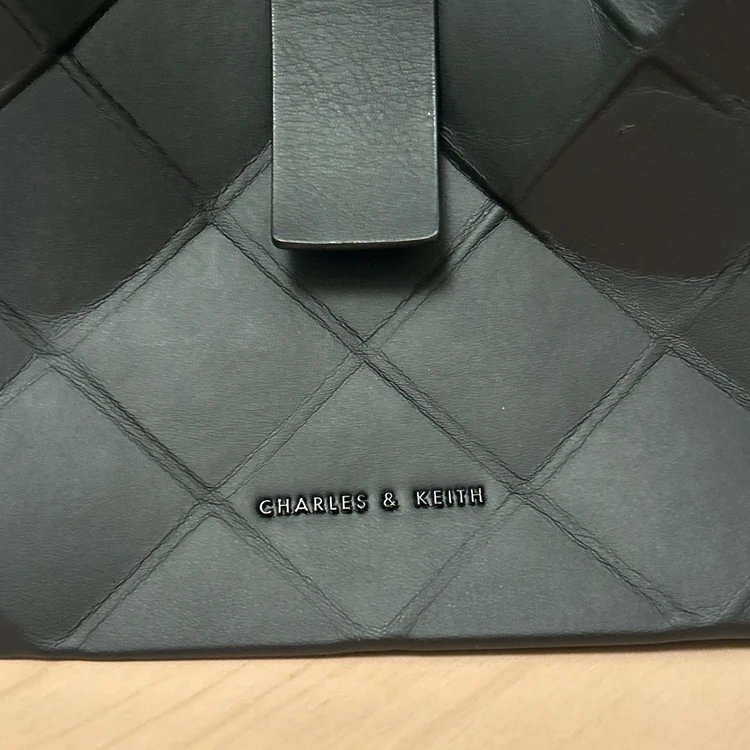 CHARLES&KEITH「ラージジオメトリック バックパック」