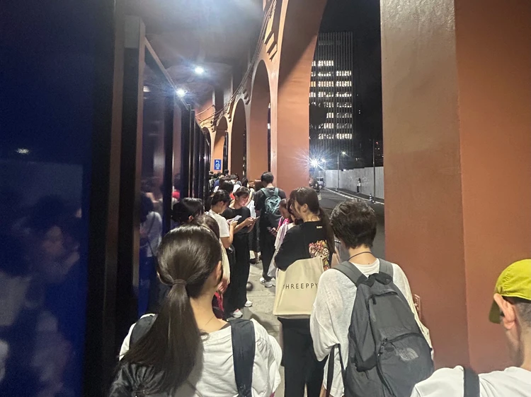 神宮スタジアムナイトヨガ開場前に並ぶ人々の列。