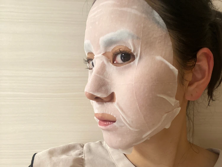 パックを顔に貼っている