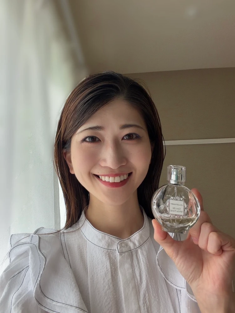 JILLSTUARTの香水を持っている画像