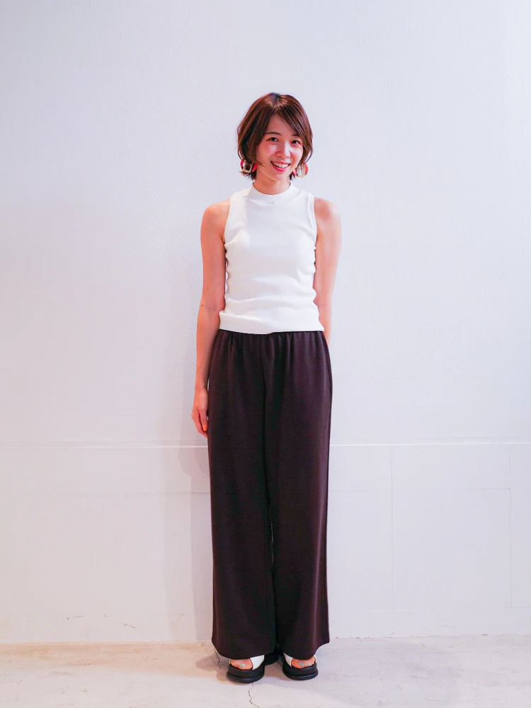 カップ付きでも透けにくいUNIQLOのホワイトニットブラトップを使ったコーディネート。きれいめカジュアルな印象。