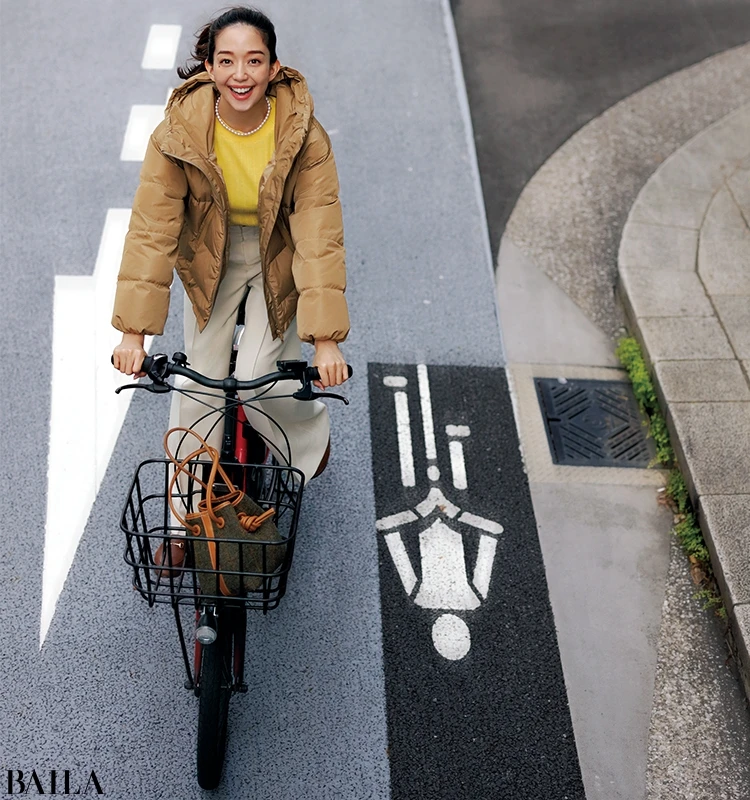 パンツルックは、ショート丈ダウンで温かく&動きやすく