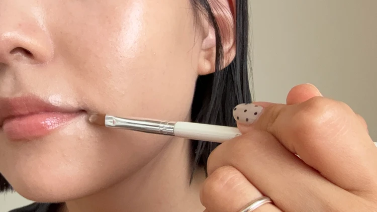 LUNA コンシールブレンダーパレットを使って口周りのくすみをカバーする様子