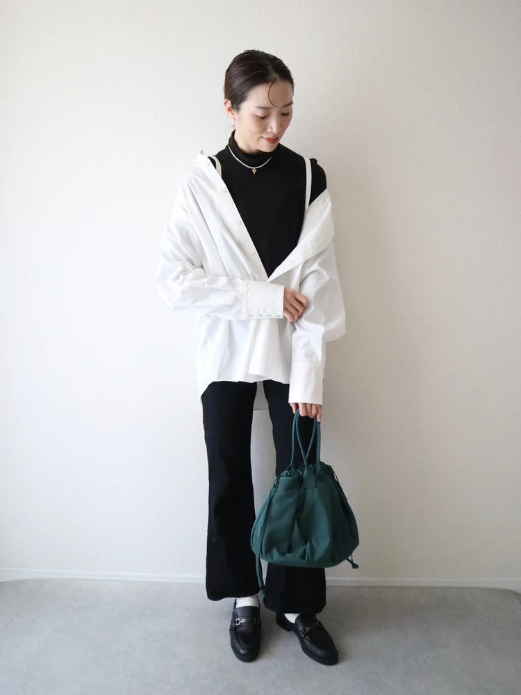 ユニクロ　シー　UNIQLO C ドローストリングバッグ　大容量　コスパ　軽量　マザーズバッグ　コーディネート　春　コーデ　差し色