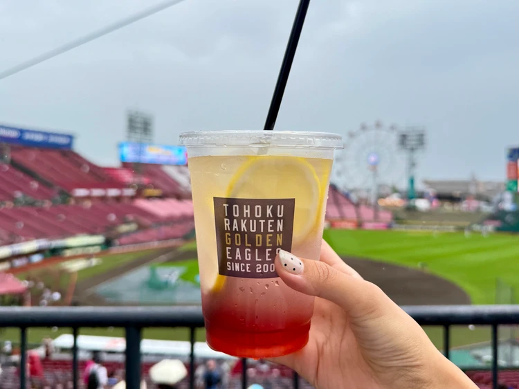 スタジアムの名物ドリンク イーグルスレモネードをスタジアムをバックに撮った写真